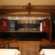 夜は限定1組のため、広い店内のお好きな席で、大切な記念日のディナーなどをゆっくり楽しめます。おふたりのためだけに用意される料理と空間は格別のもの。すべてにおいて特別な至福の時間を満喫できます。