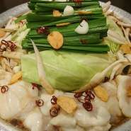 自慢の白菜古漬けを使用した【ミゾレ鍋】発酵鍋を筆頭にカレー鍋，鶏白湯水炊き，和牛もつ鍋，鴨鍋，豚すき焼き，季節鍋など取り揃えております１日～４日前からの予約商品が御座いますのでご了承くださいませ。
