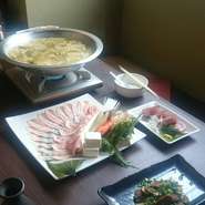 3名様より飲み放題・一品・みぞれ鍋・〆物コース税込み5000円にてお受け致しております。
また、ご予算に応じて馬刺し等、複数品コースもご相談に応じます。