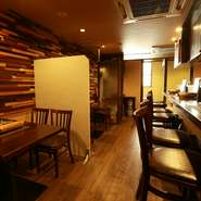 「和」のテイストで統一された店内は、上品で落ち着ける雰囲気。わいわいとお食事を楽しめるアットホームなお店を目指しているといいます。くつろぎの空間でこだわりの鍋料理を楽しんでみてはいかが。