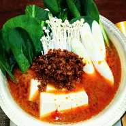 豆板醤・甜麺醤などの中華味噌を使用したチョイピリ辛に仕上げた【豆腐鍋】です。お肉はチョットお腹に重たいかな?と云う方にオススメな豆腐メインのお鍋です。勿論、しゃぶ肉もトッピングにどうぞ。1日前の予約です