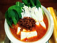 豆板醤・甜麺醤などの中華味噌を使用したチョイピリ辛に仕上げた【豆腐鍋】です。お肉はチョットお腹に重たいかな?と云う方にオススメな豆腐メインのお鍋です。勿論、しゃぶ肉もトッピングにどうぞ。1日前の予約です