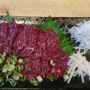 画像は赤身単品です。
熊本直送の馬刺しコウネ(鬣)やハツ(心臓)など取り揃えております。
たまに、馬レバー刺しなども入荷しております。
