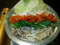 既存の和牛もつ鍋をベースにコチュジャンやその他味噌・キムチを加えマイルドな酸味ある味に仕上げました。