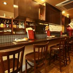 ゆったりしたカウンター席でお食事が楽しめる