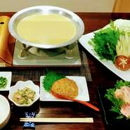 期間限定!
5時間程炊いて一晩寝かし更に2～3時間、丁寧に炊き込んだ濃厚に仕上げたスープとなっております
尚、お鍋は小鍋2人前か大鍋4人前の販売となります。
又、水炊きの追スープは御座いません