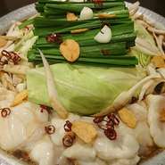 国産黒毛和牛のプリップリッの旨味・甘味ある!!
もつ(小腸)のみを使用した『十八風 和牛もつ鍋』５月２０日より販売開始です!!!
九州の甘み薫る醤油をベースに、和出汁・鶏ガラなどを使用したシンプルなスープに仕立てております。
小鍋、３０００円
大鍋、５０００円
となっております。     
前日までに、ご予約お願いします。