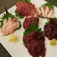 H30年7月より、熊本直送の馬肉料理の販売を始めます。馬刺しは6種盛り2～3人前5～6人前を初め、コウネ(馬の鬣)と組み合わせ可能な2種盛り1人前をラインナップ‼
又、広島でも珍しい馬霜降りステーキも御座います。
その他単品料理も御座います。