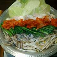 5/20からの新メニュー!既存の和牛もつ鍋をベースに
和味噌とコチュジャンとキムチを加え、マイルドな酸味・辛味あるアッサリのスープに仕上げております。
小鍋（約2人前）・大鍋（約4人前）のご注文となってます。尚、前日までにご予約お願いします!