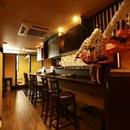 みんなでワイワイとお鍋をつつけるアットホームなお店です。カップルでのデートや仕事帰りの打ち上げ、ご家族でのお食事などにぜひお立ち寄りください。