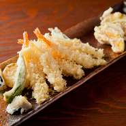 職人が揚げたサクサクと歯応えの良い天ぷらの盛り合わせ。プリプリのエビや旬の野菜を存分に味わうことができます。