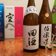 地酒を始め、東北6県の日本酒は揃っています。実は、メニューに掲載しているお酒は、ほんの一部。今や遅しと出番を待ちわびている数々の銘酒が、親方のバックで眠っています。
