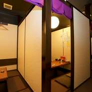 4名ほど収容できる個室を3部屋用意しています。それぞれ独立していますが、仕切りを外せま一間の広い個室となり17名まで収容可能。少人数から大人数での宴会まで、様々な形でご利用を。