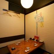 ビルの一階、通りより少し奥まった場所にお店があります。静かに酒を酌み交わし話を進めることができるので、接待や商談の場としてもふさわしい場所。隠れ家的な雰囲気も感じられます。