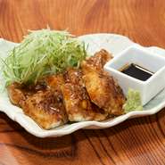 初めに甘辛く煮て、さらに炙りを加えます。このひと手間が、美味しさの秘密。ふっくらとした柔らかい身を、香ばしさが包み込みます。