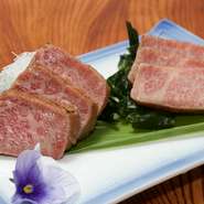 同じ部位を同じようにカットし、同じように炙っています。どちらも甲乙つけがたい美味しさ。ぜひ、自身の目で舌で味わってみてください。