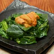 サッと火を通したほうれん草に、生うにを乗せています。新鮮で上質なウニは甘くねっとりと絡み、口の中に磯の薫りを運んできます。