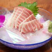 国内有数の水揚げを誇る、石巻の魚市場にて仕入れる鮮魚を中心に使用。さらには、北海道などからも魚介を直送しています。鮮度抜群でありながらも、様々な魚介を仕入れています。