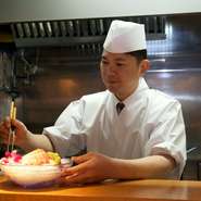 つくり置きせず、お客様の注文を受けてから一品づつつくりあげています。忙しいときほど丁寧に、身を引き締めて。出来立ての美味しさ、つくりたての味をお愉しみいただきたいと思っています。