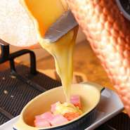 お店の看板メニューである「ラクレットチーズ」は、スイス産のもの限定で取り扱いを行っています。スイス産でしか堪能できない香りや味わいを楽しめる、チーズ好きにはたまらないひと品です。