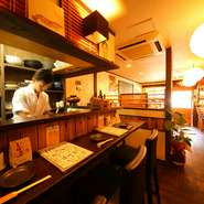 店内は木の温もりが感じられる癒しの和空間。調節された光が、温かみのある雰囲気を醸し出しています。どことなく懐かしい感じにホッとリラックス。時間が経つのも忘れ、ついつい長居してしまいそう。