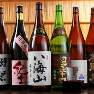 店主が日本中から料理に合うものを選び抜いた日本酒の数々。月により仕入れるお酒もあるので、その時期ならではの一本を味わうことができます。辛口を中心に用意された日本酒と、料理が織りなす格別なひととき。