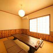 周りに気兼ねすることなく過ごせる和室は、家族団欒の場や宴会、接待など幅広いシーンで活躍してくれます。温かな光に満ちた座敷席で、大切な人と美味しい食事を堪能しながら語らうのも素敵。
