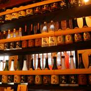 棚には、ずらりと焼酎が並んでいます。日本酒も豊富ですが、焼酎も負けず充実した品揃え。中でも『暖丸オリジナル焼酎』は、ふるまわれる和食料理との相性も良く、上質なマッチングが愉しめる一本です。