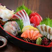 職人が市場に赴き、確かな目で目利きした鮮度抜群の魚。最も美味しく食べられるよう、魚の種類に合わせた切り方で提供されます。「美味しい魚をリーズナブルに食べて貰いたい」というお店の心遣いが感じられる逸品。