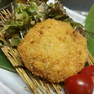 刺しとしても食べられるほど新鮮な国産和牛が、惜しみなくつかわれています。秘伝のタレでじっくり煮込まれたすき焼きがコロッケに。そのまま食べても良し、溶き卵にからめて食べれば格別な味わいになります。