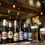 ビールはクラフトビールや常陸野ネストビールほか、ベルギーやアメリカといった世界各国のボトルビールが常時25種以上揃い、メニューにないレアな裏メニューも。スモーク料理とビールの絶妙な相性は抜群です。
