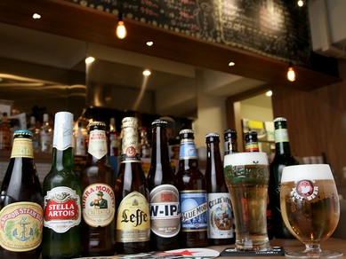 あれこれ飲みたくなる世界各国のボトルビールがずらりと揃います
