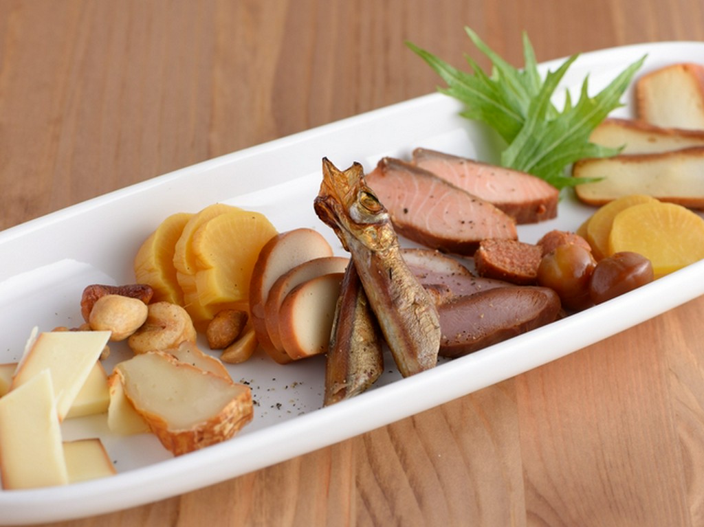 いろんな食材を燻しています『自家製スモークの盛り合わせ』