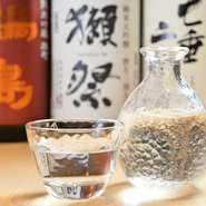 人気銘柄から知る人ぞ知る銘酒まで、鮮魚に合う日本酒が揃う
