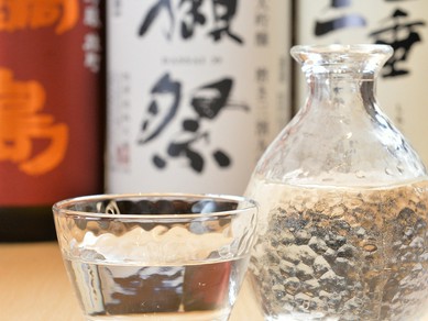 人気銘柄から知る人ぞ知る銘酒まで、鮮魚に合う日本酒が揃う