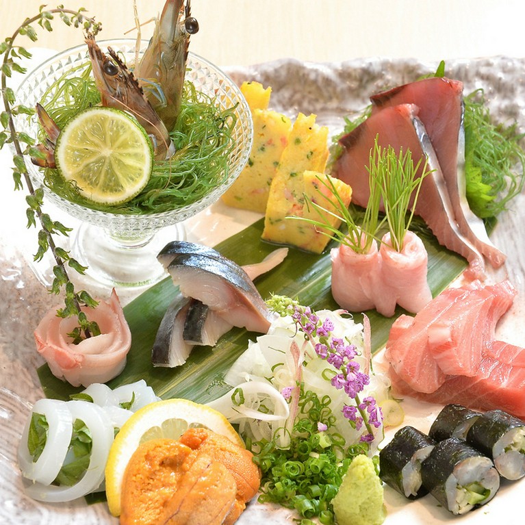 その日仕入れた新鮮魚介を盛り付ける『旬のお刺身盛り合わせ』