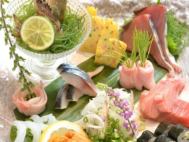 その日仕入れた新鮮魚介を盛り付ける『旬のお刺身盛り合わせ』