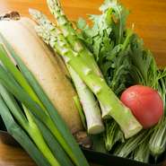 美味しい料理を作るのに欠かせないのが、新鮮な野菜や食材です。市場で仕入れる野菜は、なるべく旬のおいしいとこを店主が持ってきています。旬の野菜の甘みが楽しめる料理が食べられます。