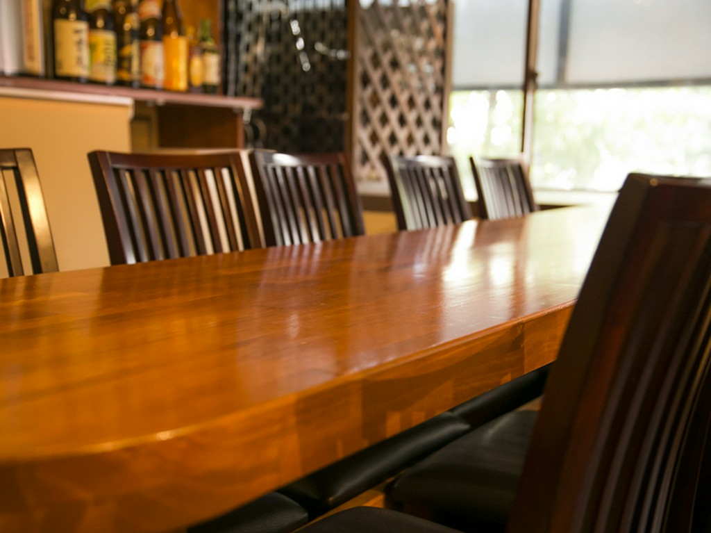 テーブルで、お隣さんと和気あいあいと飲めるお店