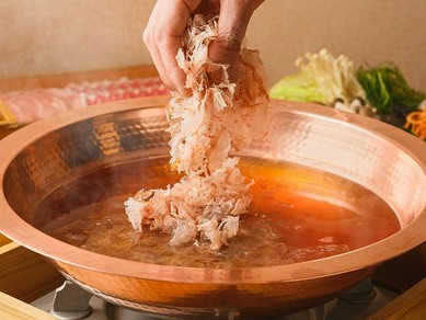 削りたての鰹節を追い鰹するお出汁「おかか名物　出汁しゃぶ」