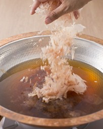 削りたての鰹節を追い鰹するお出汁「おかか名物　出汁しゃぶ」