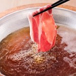 お出汁は毎日店舗で引き、削りたての鰹節で直前に追い鰹をし、風味豊かなお出汁を提供します。また、お肉にもこだわり、ご注文を頂いてから一枚一枚カットしていきます。