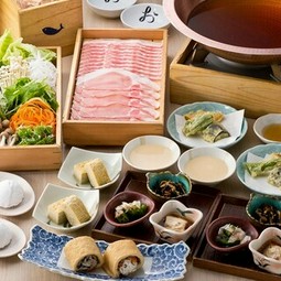 全8皿の和食コースでは、なんと言ってもおかか名物の「出汁しゃぶ」が楽しみ。
