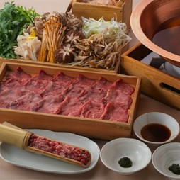 和牛黒タンと旬の茸、葱をおかか自慢の出汁しゃぶに芳醇な茸の香りと葱の食感を楽しめる、定番コース。