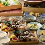 全9皿の和食コースでは、なんと言ってもおかか名物の「出汁しゃぶ」が楽しみ。