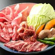 数あるお肉の中でも『特選カルビ』は別格。サシが入って柔らかいA5ランクの国産和牛。三角バラの中でも希少な部位を使います。脂っこくないのが特徴で、お肉の美味しさを存分に味わえる一皿です。
