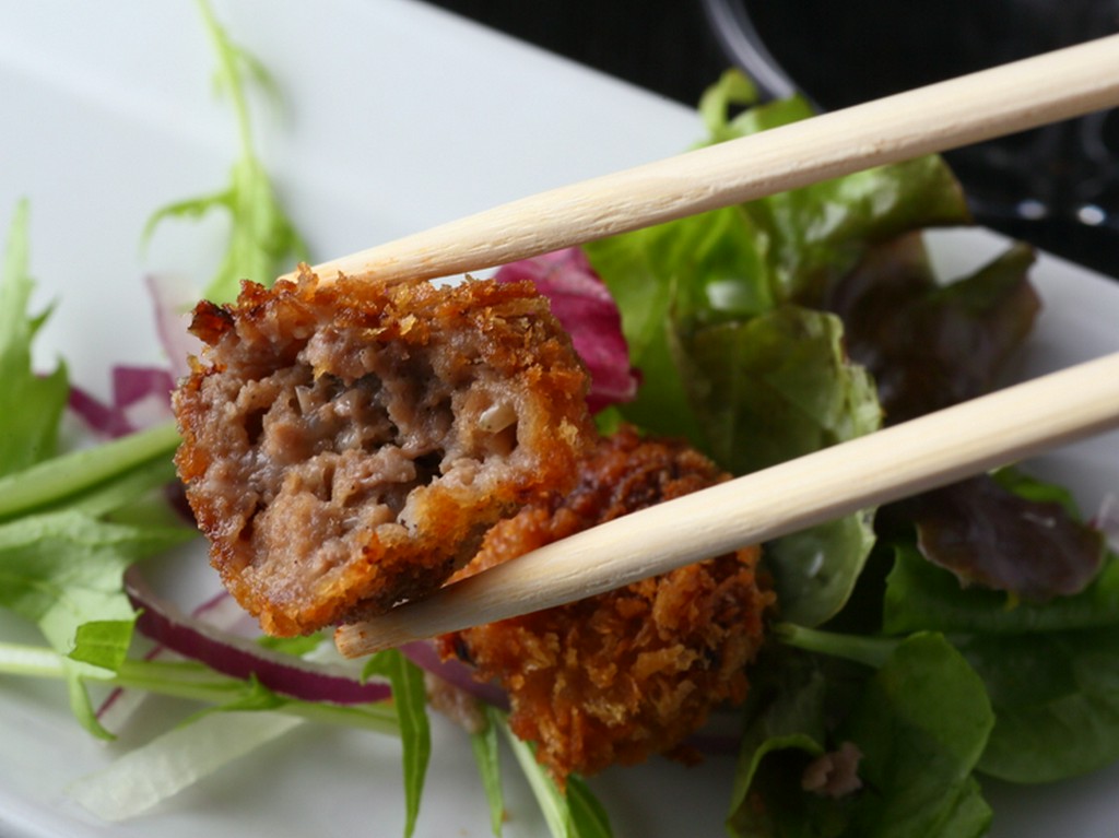 肉汁たっぷり、A5ランクの牛スジ使用の『ミンチカツ』