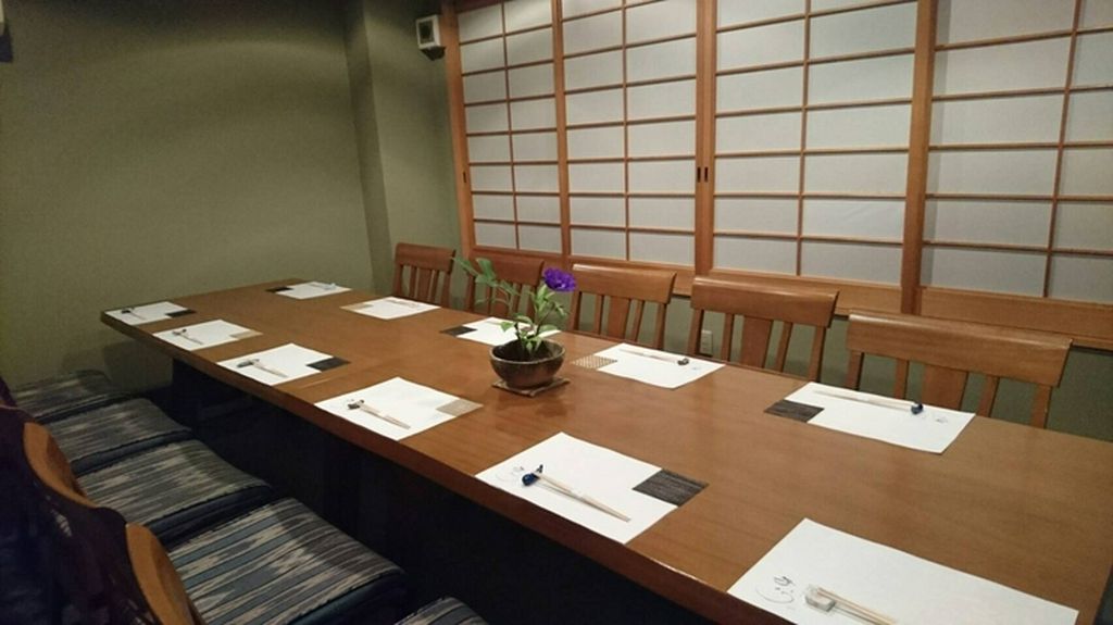 席ごとに合った品々を提供。季節感溢れる料理は特別な会食に最適