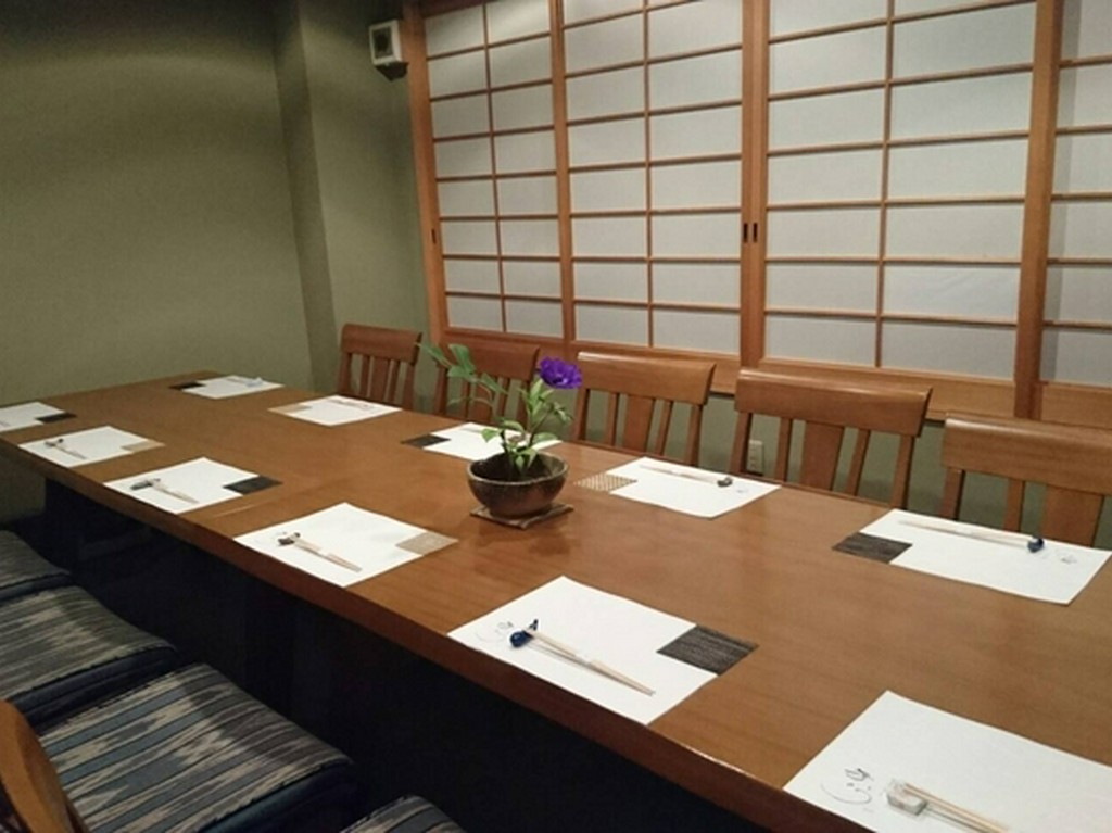 席ごとに合った品々を提供。季節感溢れる料理は特別な会食に最適