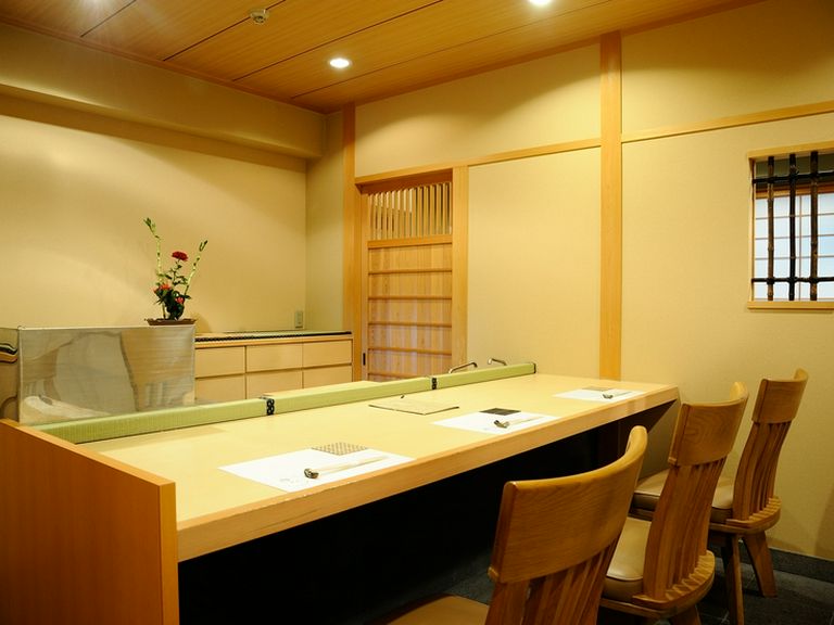 珍しい「カウンター個室」あり。眼前に広がる料理人の所作を肴に
